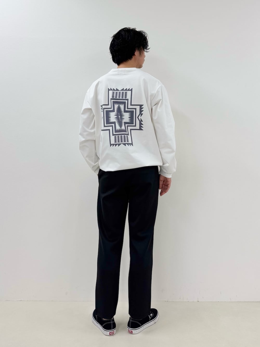 ホワイト系のTシャツ/カットソー、ブラック系のその他パンツを着用したメンズの春コーディネートの3枚目の写真