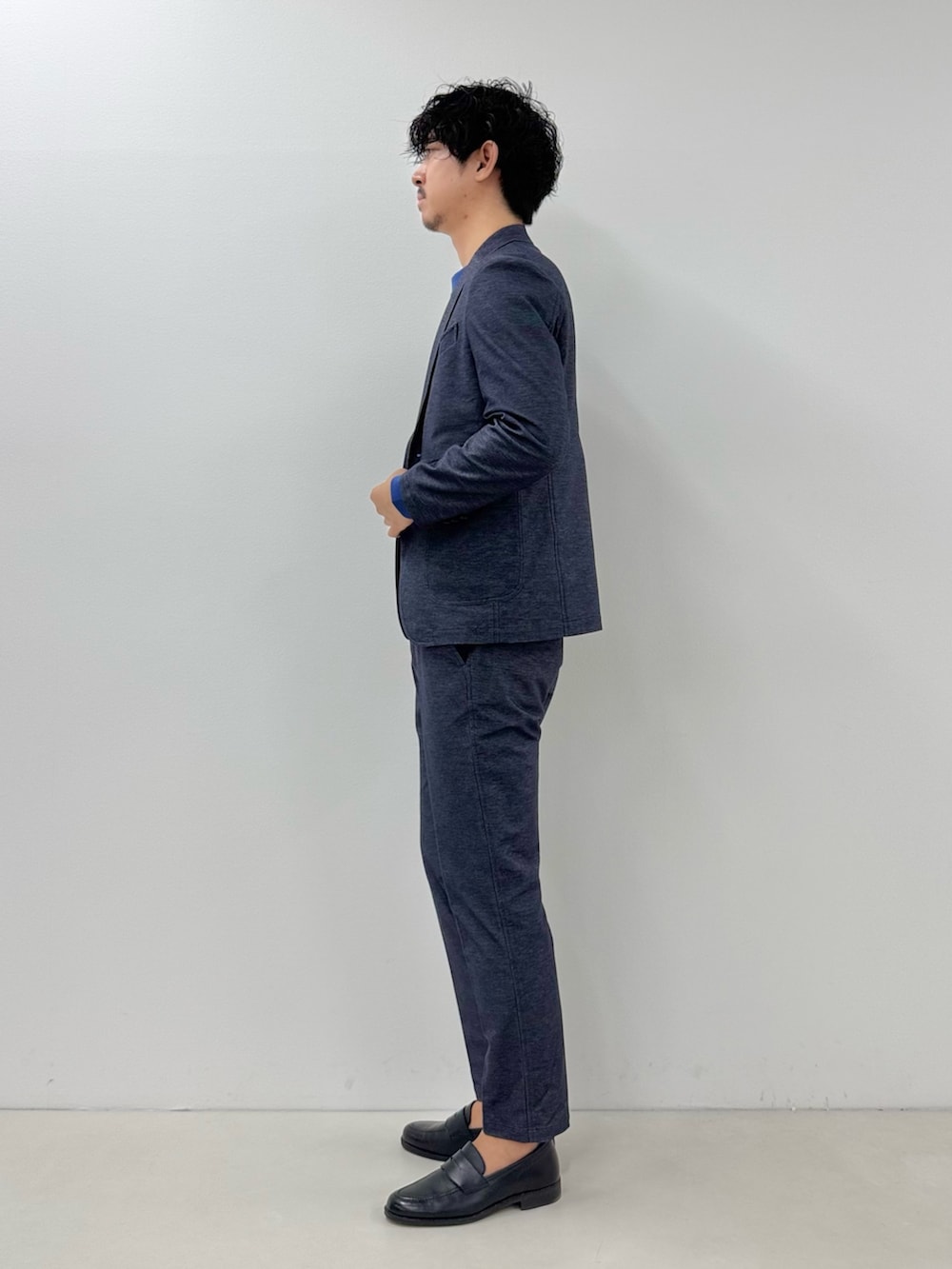 ブルー系のテーラードジャケット、ブルー系のTシャツ/カットソー、ブルー系のその他パンツを着用したメンズの秋コーディネートの2枚目の写真