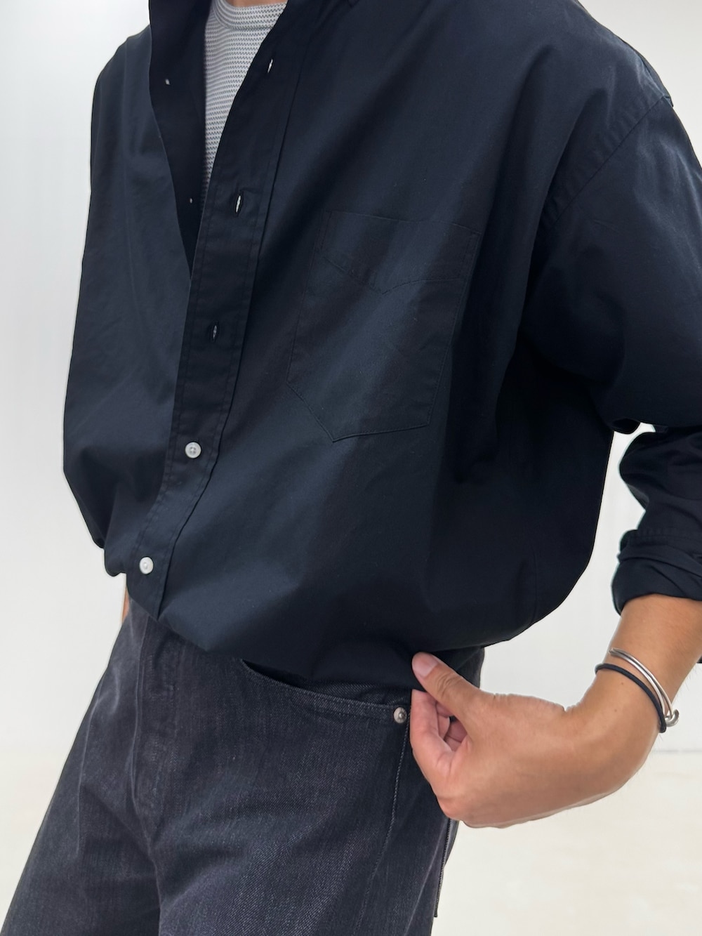ブラック系のシャツ/ブラウス、ホワイト系のTシャツ/カットソー、ブラック系のデニムパンツを着用したメンズの夏コーディネートの5枚目の写真