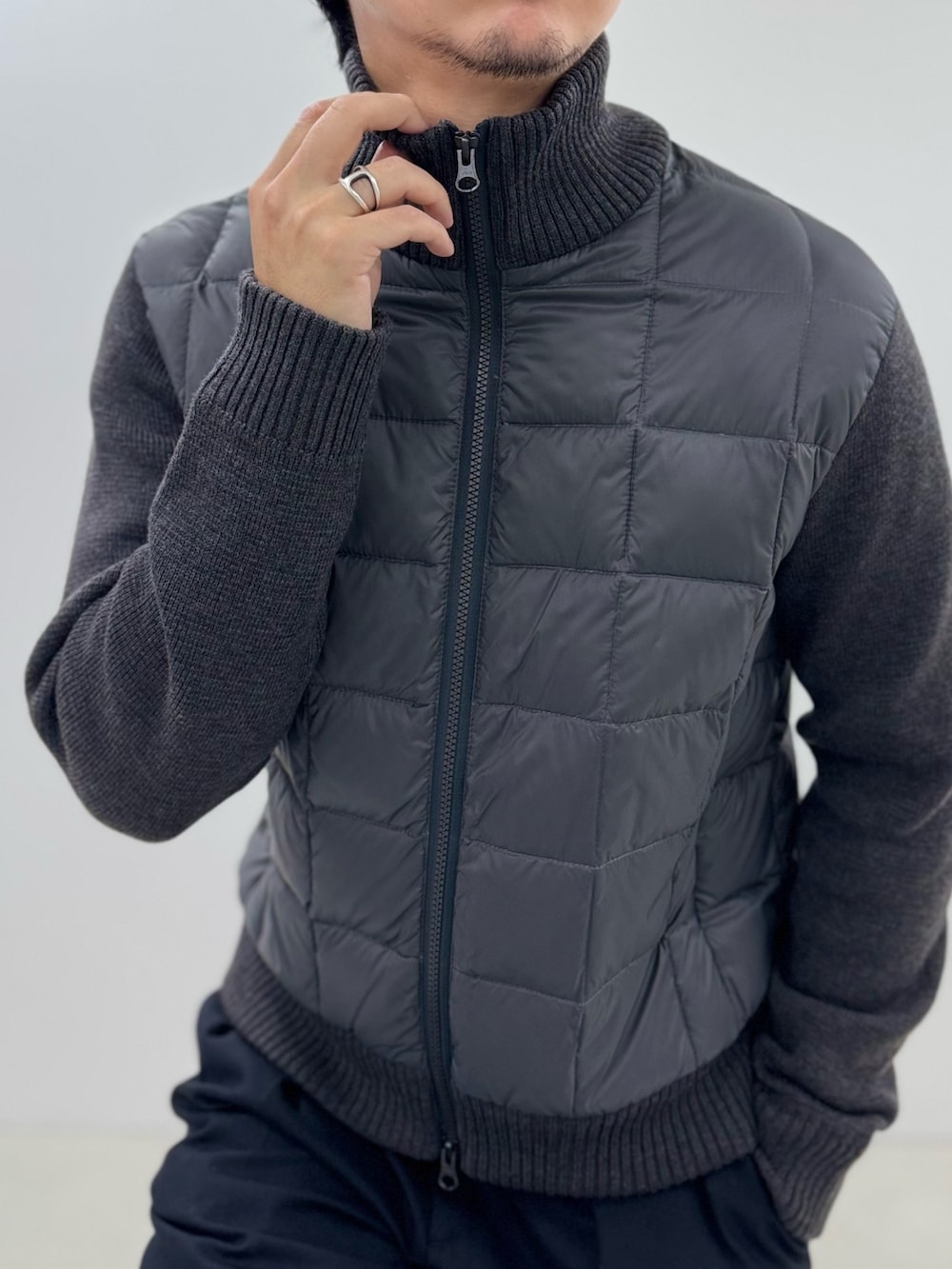 グレー系のブルゾン、イエロー系のTシャツ/カットソー、ブラック系のスラックスを着用したメンズの秋コーディネートの5枚目の写真