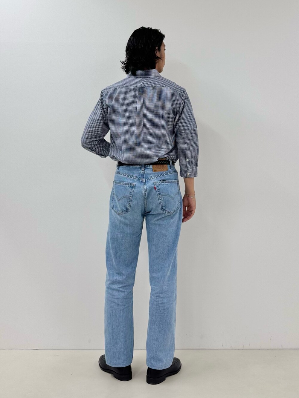 ホワイト系のTシャツ/カットソー、ブルー系のシャツ/ブラウス、ブルー系のデニムパンツを着用したメンズの春コーディネートの4枚目の写真