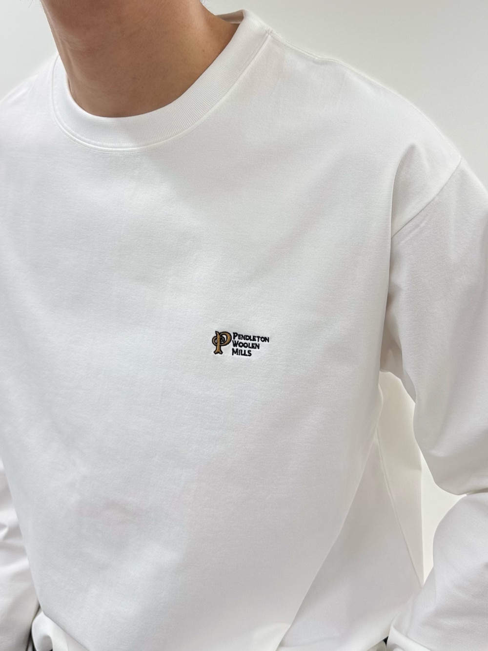 ホワイト系のTシャツ/カットソー、ブラック系のその他パンツを着用したメンズの春コーディネートの4枚目の写真