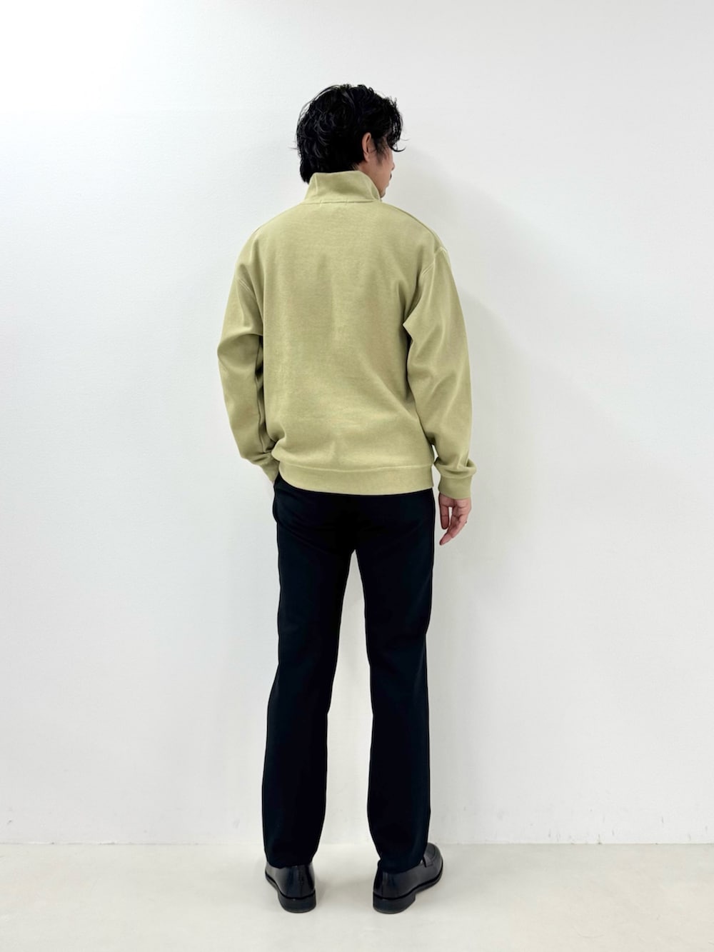 ベージュ系のスウェット、ホワイト系のTシャツ/カットソー、ブラック系のその他パンツを着用したメンズの冬コーディネートの3枚目の写真