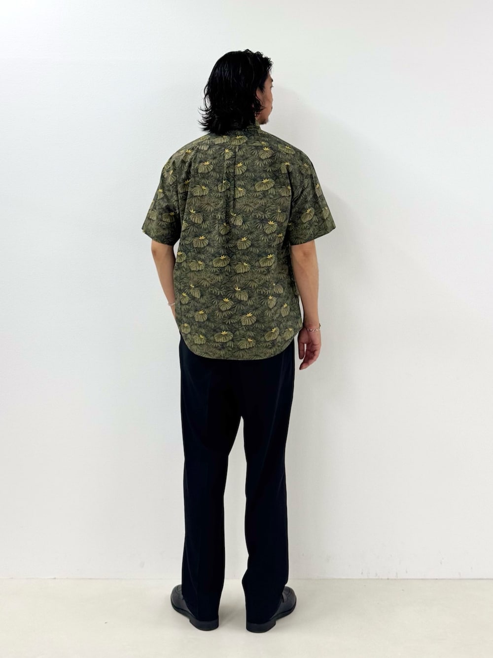 グリーン系のシャツ/ブラウス、ホワイト系のTシャツ/カットソー、ブラック系のその他パンツを着用したメンズの夏コーディネートの3枚目の写真