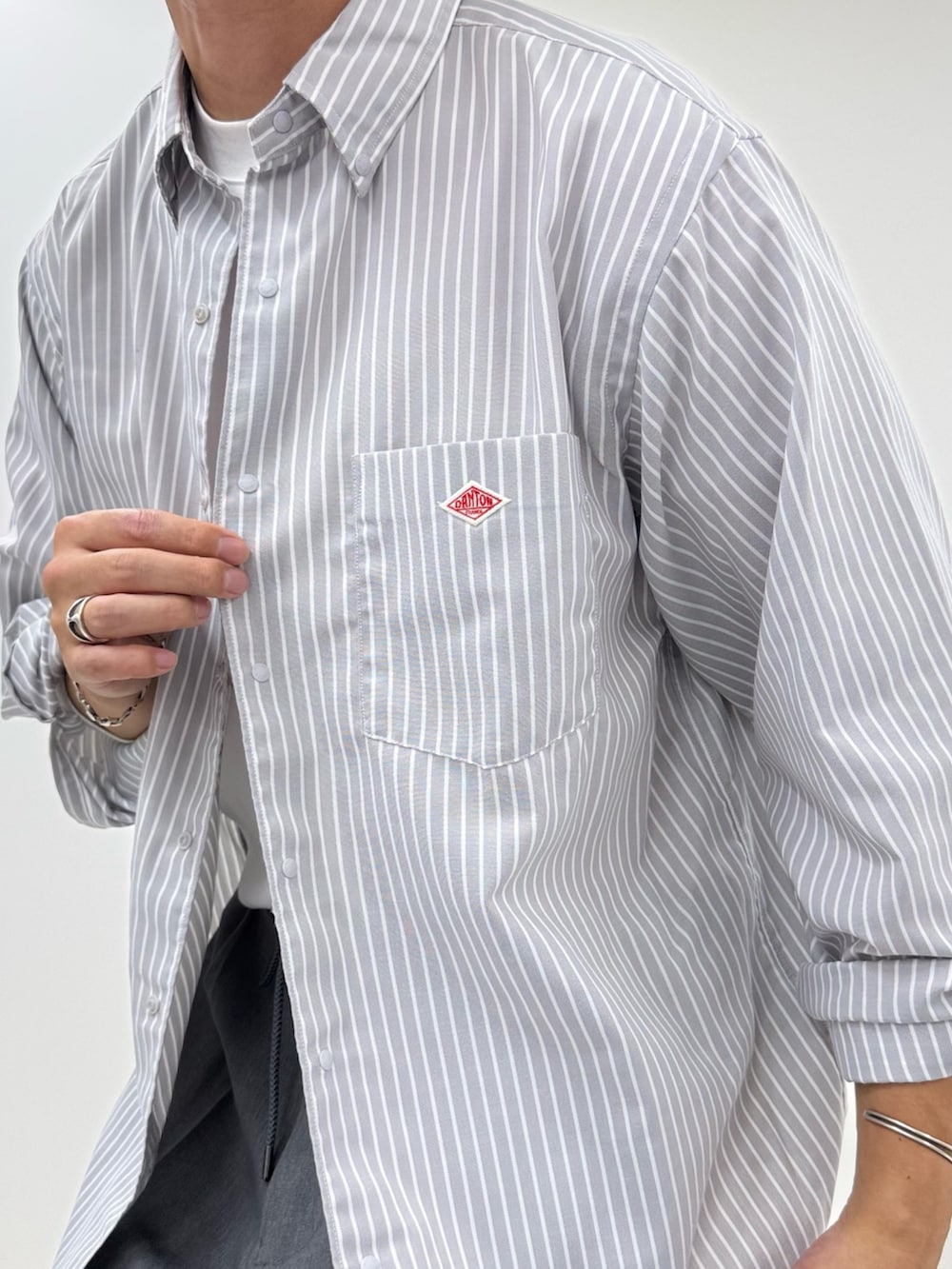 ホワイト系のシャツ/ブラウス、ホワイト系のTシャツ/カットソー、グレー系のその他パンツを着用したメンズの秋コーディネートの5枚目の写真