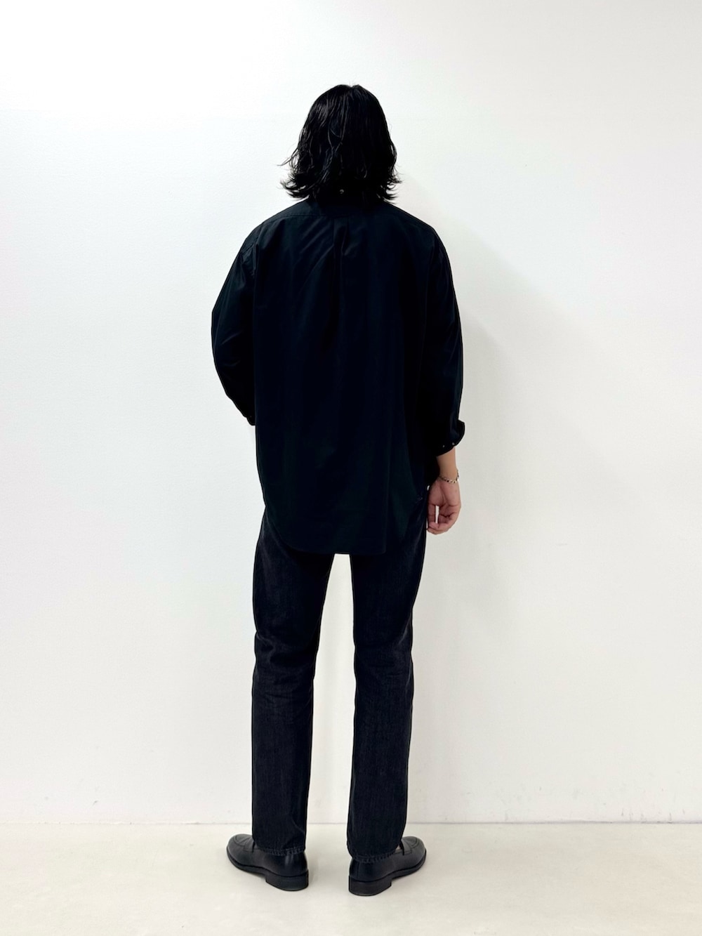 ブラック系のシャツ/ブラウス、ホワイト系のTシャツ/カットソー、ブラック系のデニムパンツを着用したメンズの夏コーディネートの3枚目の写真