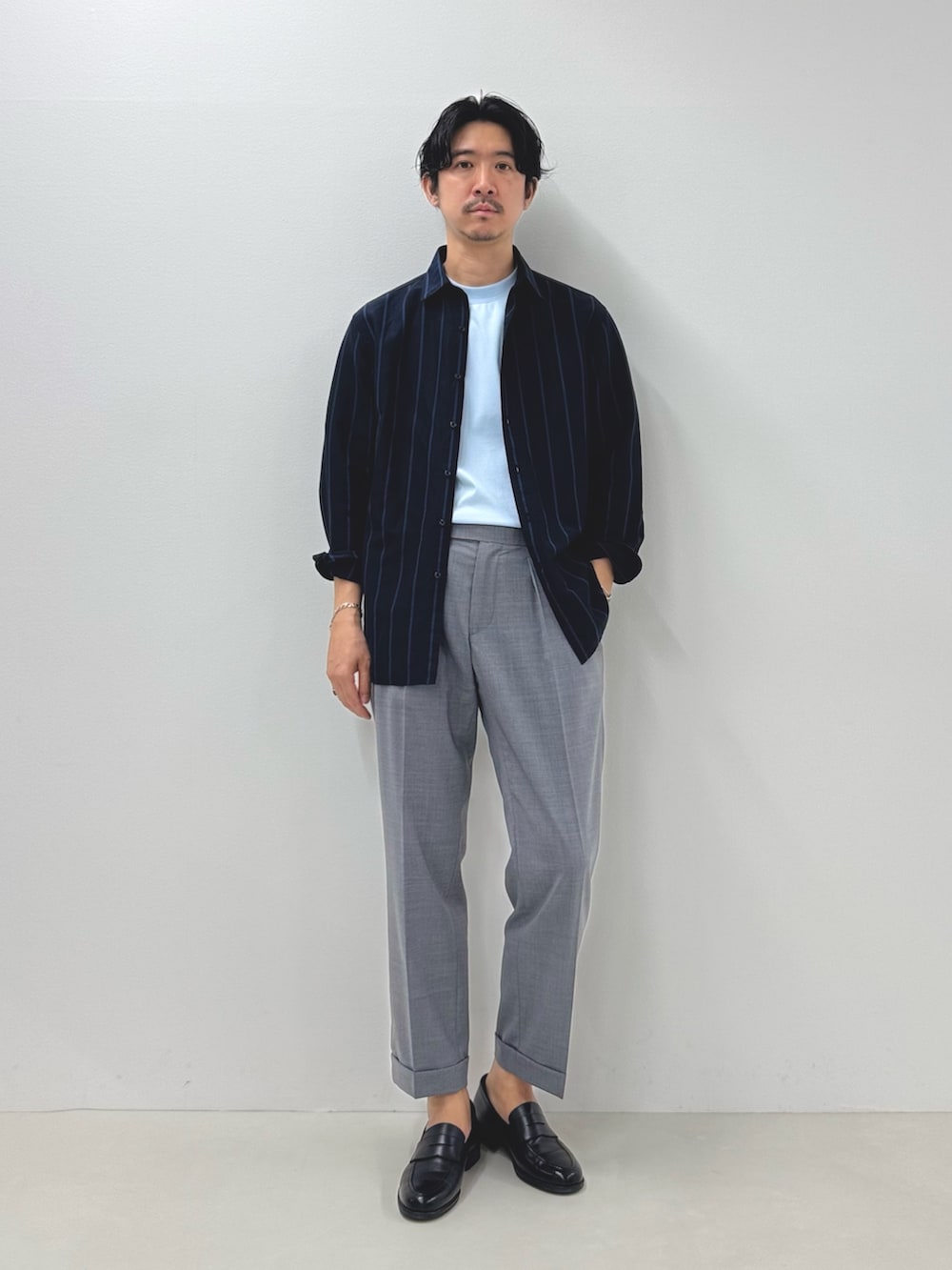 「大人カジュアル、ストライプシャツ、スラックス、メンズコーデ、キレイめカジュアル、おでかけコーデ、シャツコーデ、カジュアルスタイル、お出かけコーデ、オーバーサイズシャツ、きれいめコーディネート、30代コーデ、30代ファッション、30代メンズファッション、爽やかコーデ」|「NOLLEY’Sのキュプラリネン レギュラーカラーシャツ 25SS(シャツ/ブラウス、ブルー系)」を使った、NISHINOさん(骨格ウェーブ・メンズ・178cm)の春コーディネートの2枚目の写真
