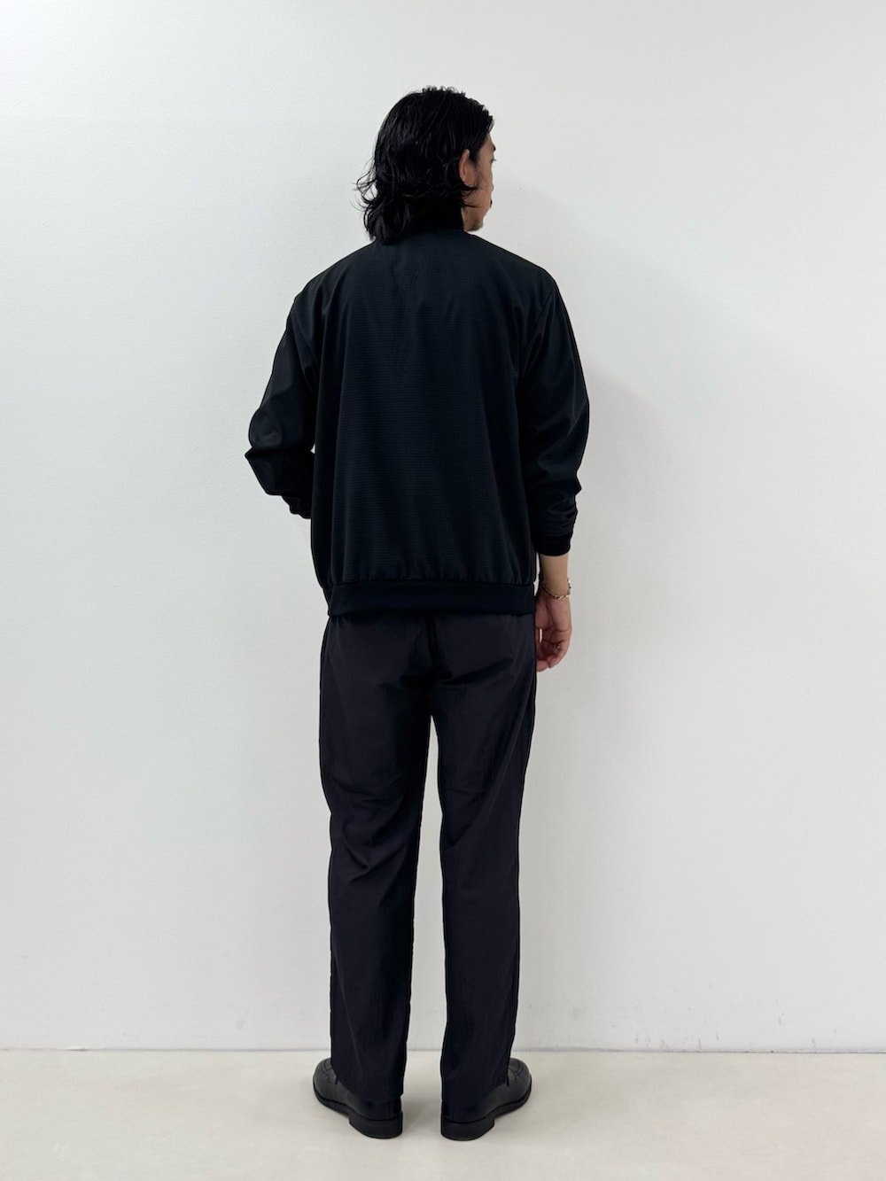 ブラック系のカーディガン/ボレロ、グレー系のTシャツ/カットソー、グレー系のその他パンツを着用したメンズの夏コーディネートの3枚目の写真