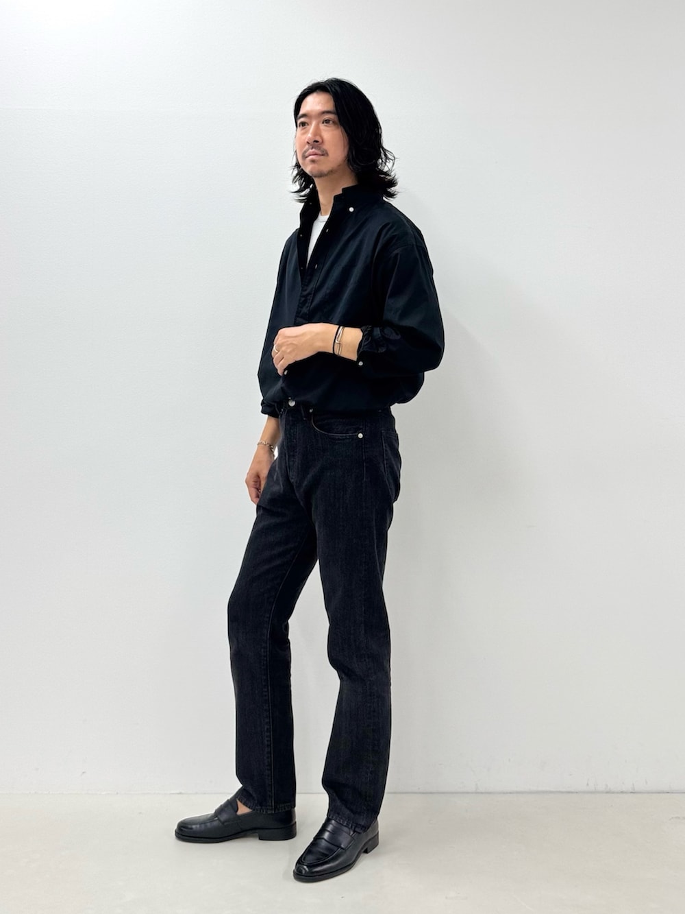 ブラック系のシャツ/ブラウス、ホワイト系のTシャツ/カットソー、ブラック系のデニムパンツを着用したメンズの夏コーディネートの2枚目の写真