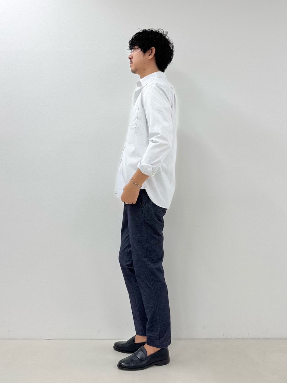 ホワイト系のTシャツ/カットソー、ホワイト系のシャツ/ブラウス、ブルー系のその他パンツを着用したメンズの秋コーディネートの2枚目の写真
