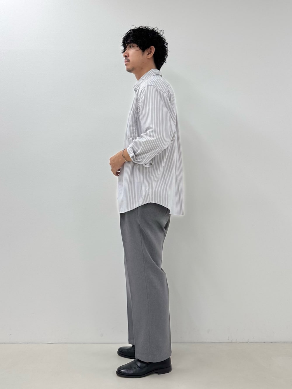 ホワイト系のシャツ/ブラウス、ホワイト系のTシャツ/カットソー、グレー系のその他パンツを着用したメンズの秋コーディネートの3枚目の写真