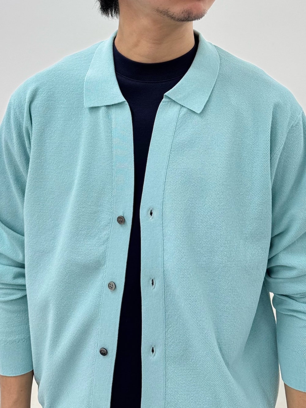 ブルー系のカーディガン/ボレロ、グレー系のその他パンツ、ブラック系のローファーを着用したメンズの冬コーディネートの4枚目の写真