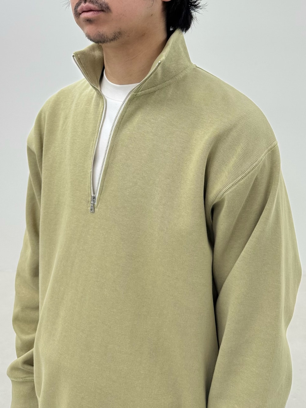 ベージュ系のスウェット、ホワイト系のTシャツ/カットソー、ブラック系のその他パンツを着用したメンズの冬コーディネートの4枚目の写真