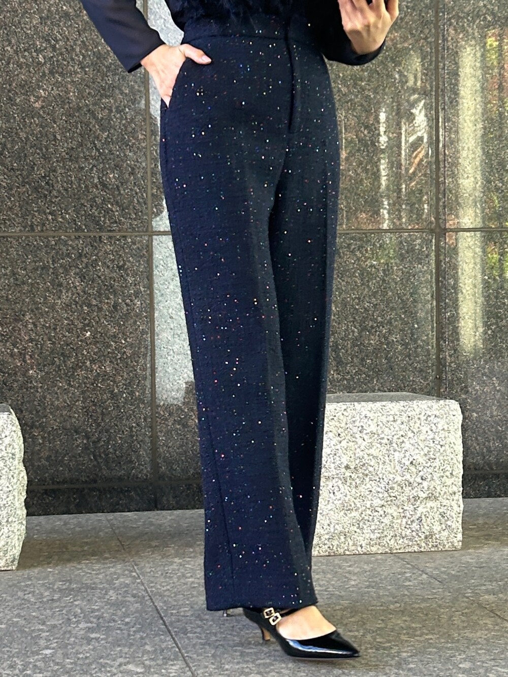 ブルー系のノーカラージャケット、ブルー系のシャツ/ブラウス、ブルー系のその他パンツを着用したレディースの秋コーディネートの4枚目の写真