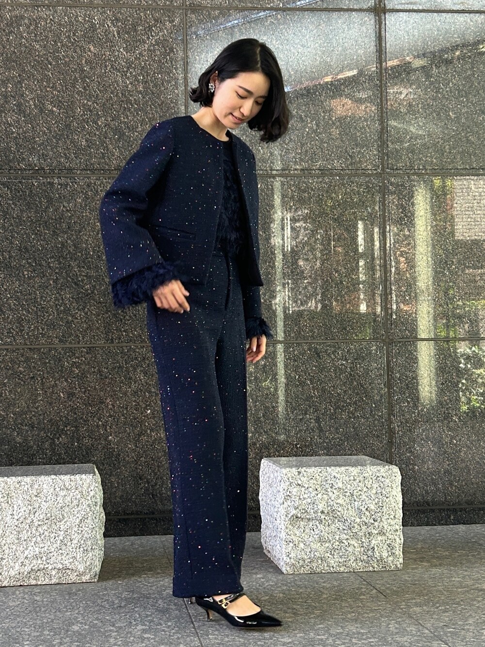 ブルー系のノーカラージャケット、ブルー系のシャツ/ブラウス、ブルー系のその他パンツを着用したレディースの秋コーディネートの2枚目の写真