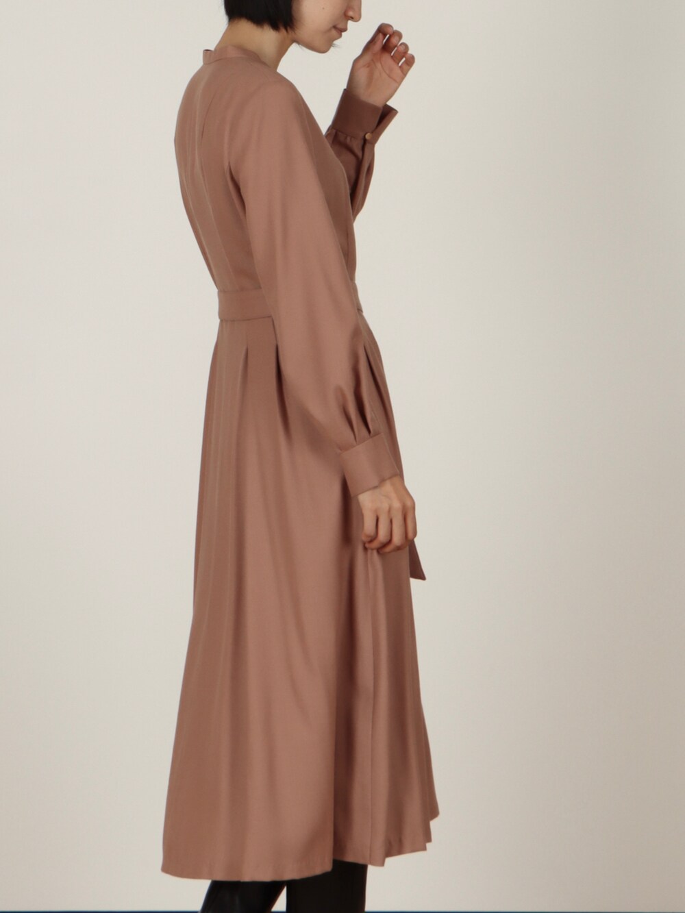 イエロー系のワンピースを着用したレディースの夏コーディネートの4枚目の写真