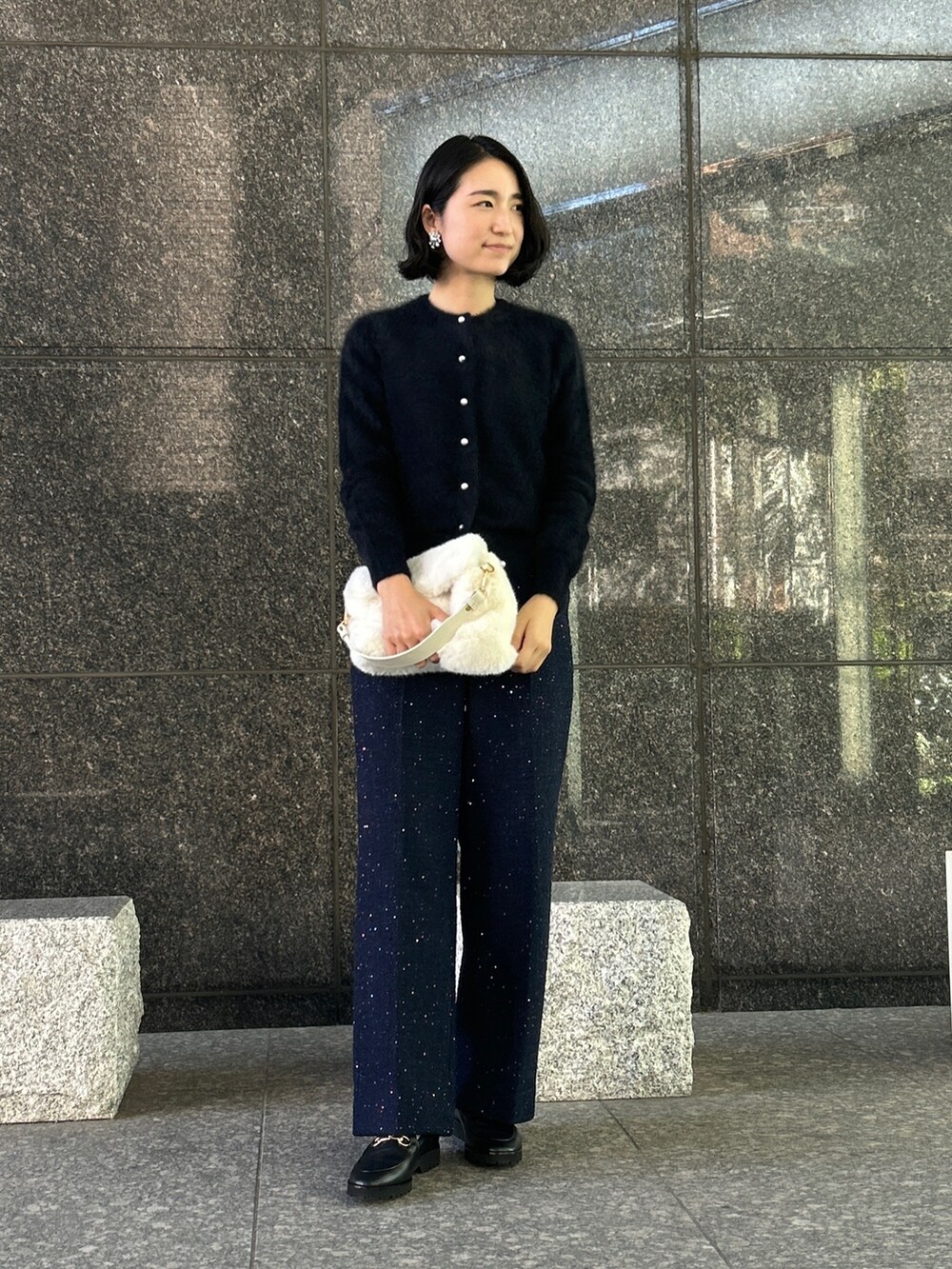 ブルー系のノーカラージャケット、ブルー系のシャツ/ブラウス、ブルー系のその他パンツを着用したレディースの秋コーディネートの8枚目の写真