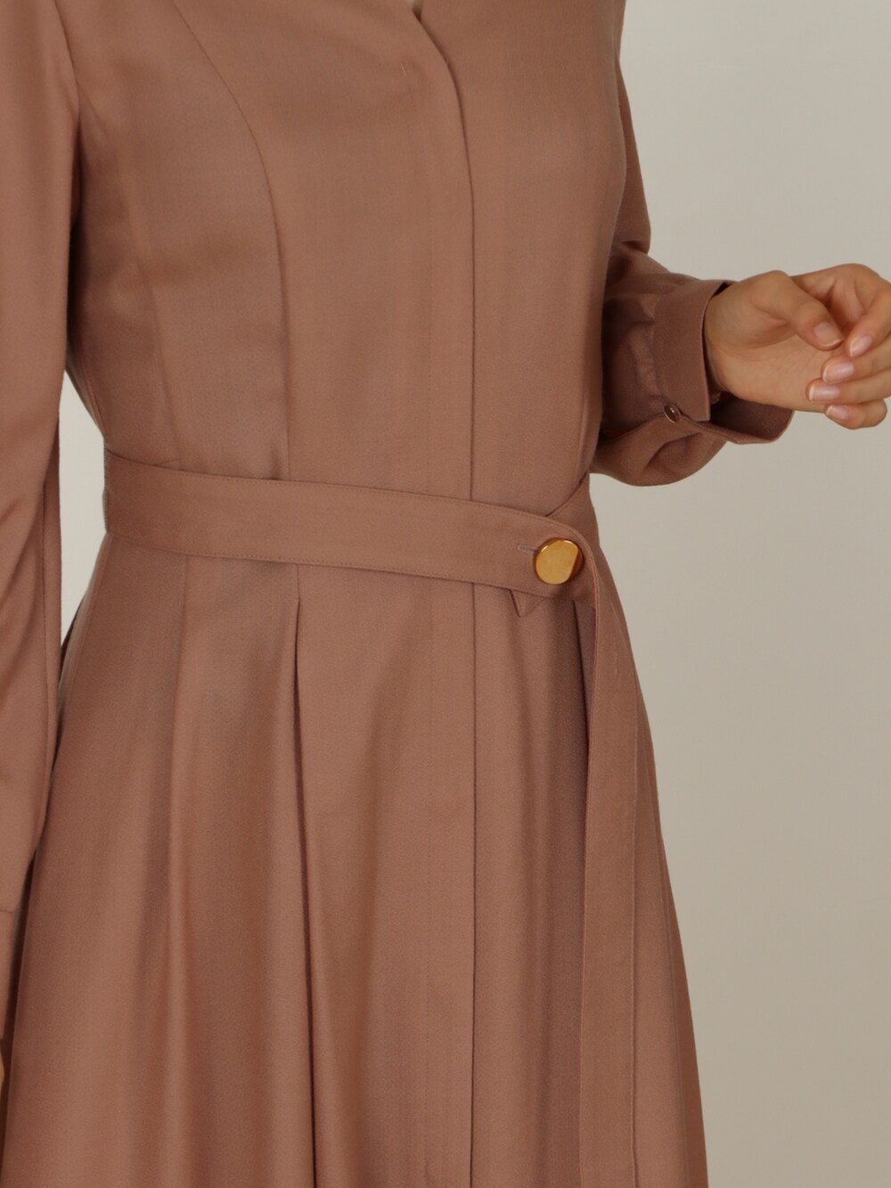 イエロー系のワンピースを着用したレディースの夏コーディネートの5枚目の写真