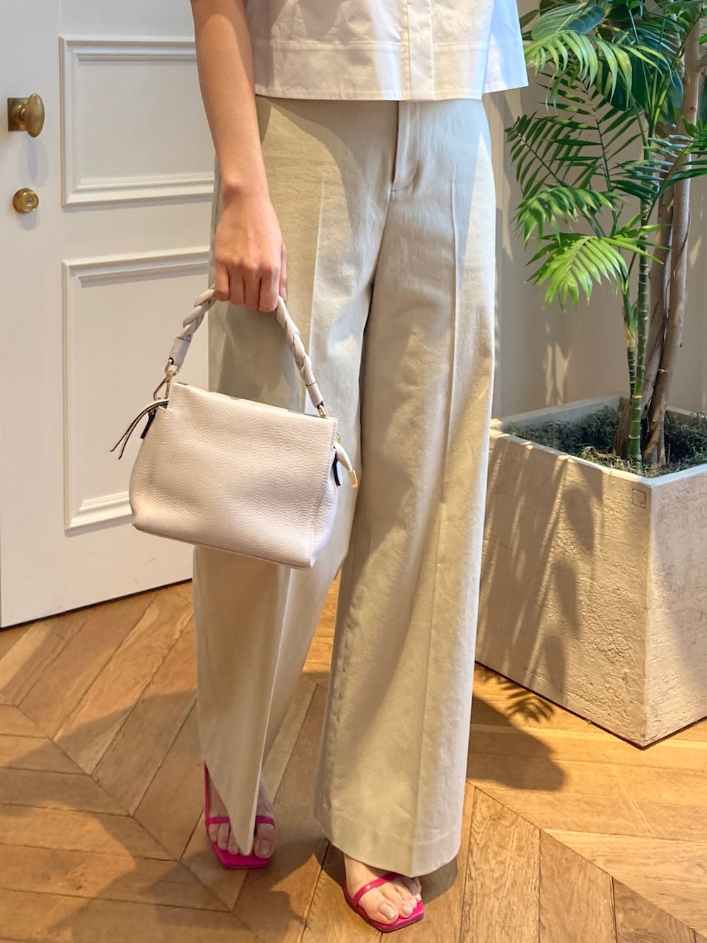 ホワイト系のシャツ/ブラウス、ベージュ系のその他パンツを着用したレディースの春コーディネートの3枚目の写真