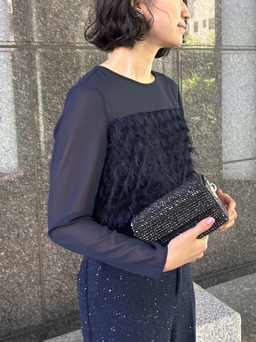 ブルー系のノーカラージャケット、ブルー系のシャツ/ブラウス、ブルー系のその他パンツを着用したレディースの秋コーディネートの6枚目の写真