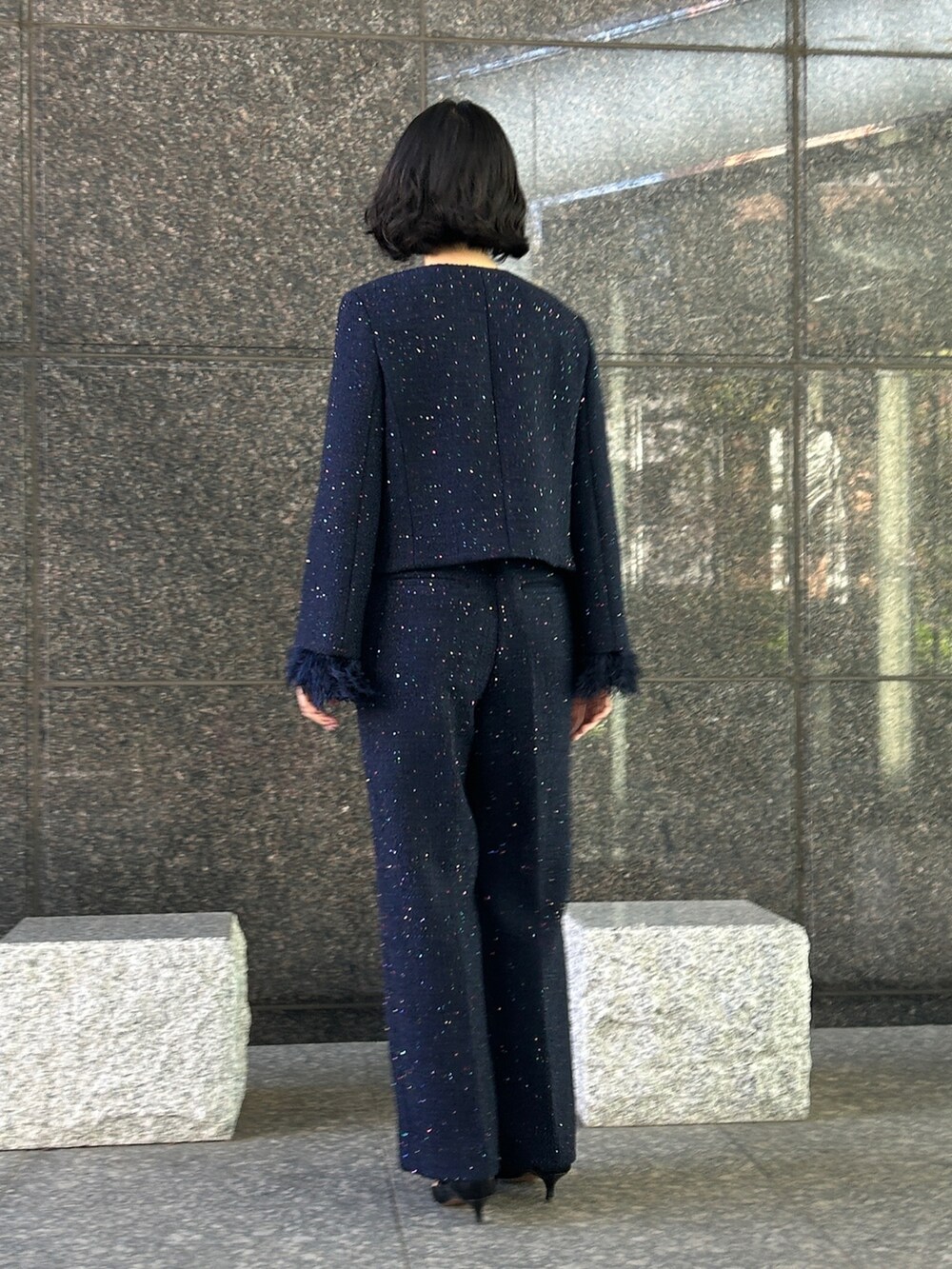 ブルー系のノーカラージャケット、ブルー系のシャツ/ブラウス、ブルー系のその他パンツを着用したレディースの秋コーディネートの3枚目の写真