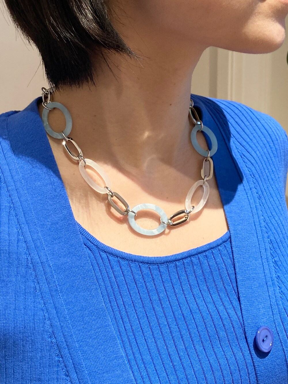 ブルー系のニット/セーター、ブルー系のニット/セーター、ブルー系のデニムスカートを着用したレディースの冬コーディネートの5枚目の写真