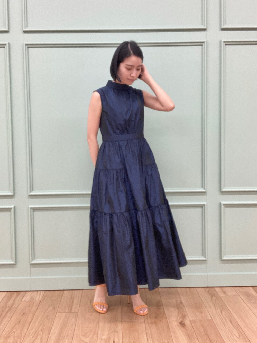 ブルー系のワンピース/ドレス、イエロー系のハンドバッグを着用したレディースの冬コーディネートの3枚目の写真