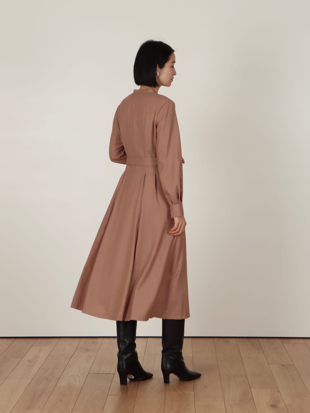 イエロー系のワンピースを着用したレディースの夏コーディネートの3枚目の写真