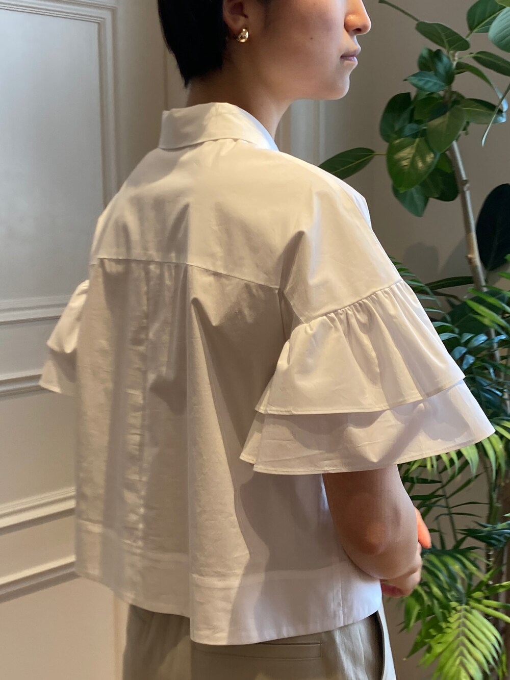 ホワイト系のシャツ/ブラウス、ベージュ系のその他パンツを着用したレディースの春コーディネートの5枚目の写真