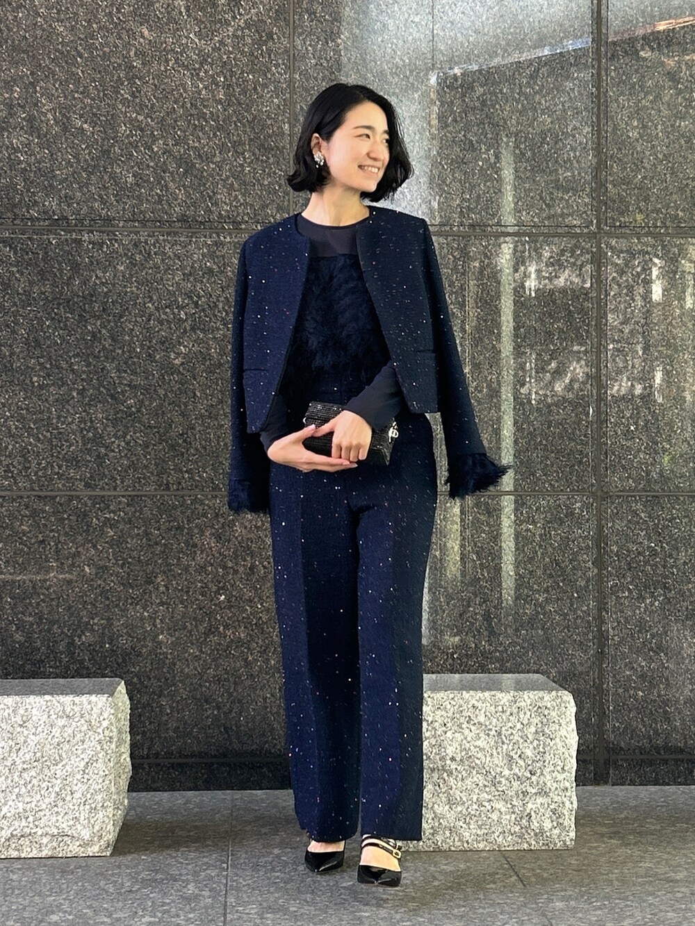 ブルー系のノーカラージャケット、ブルー系のシャツ/ブラウス、ブルー系のその他パンツを着用したレディースの秋コーディネートの7枚目の写真