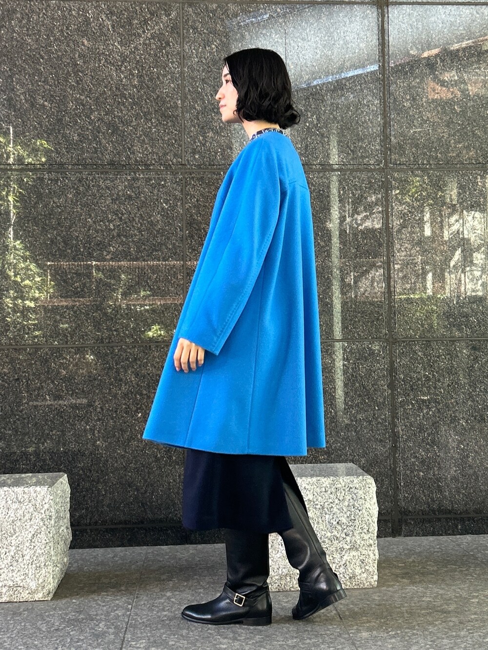 ブルー系のその他アウター、ブルー系のシャツ/ブラウス、ブルー系のスカートを着用したレディースの秋コーディネートの4枚目の写真