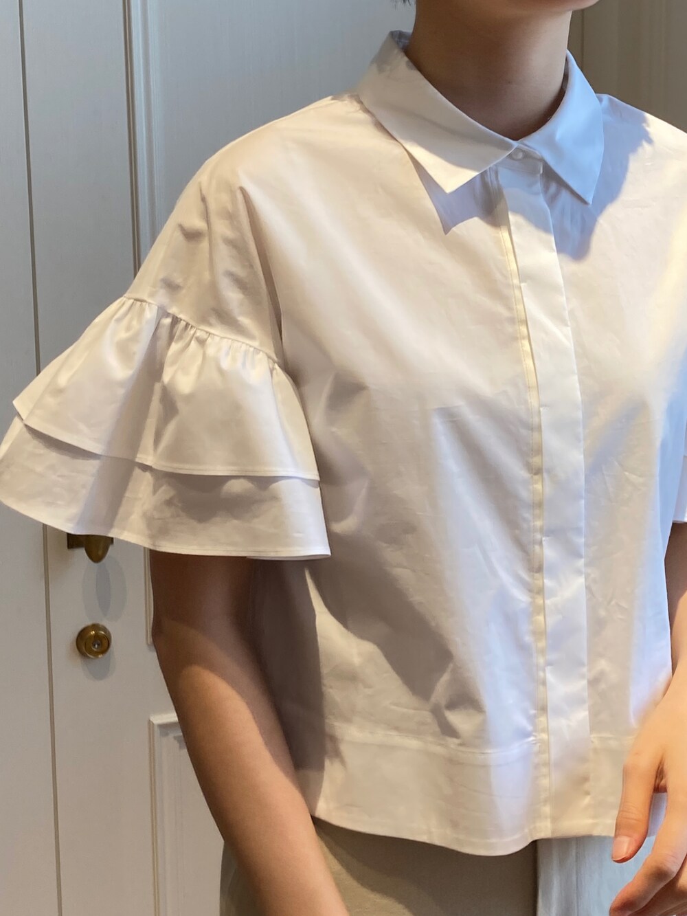 ホワイト系のシャツ/ブラウス、ベージュ系のその他パンツを着用したレディースの春コーディネートの4枚目の写真