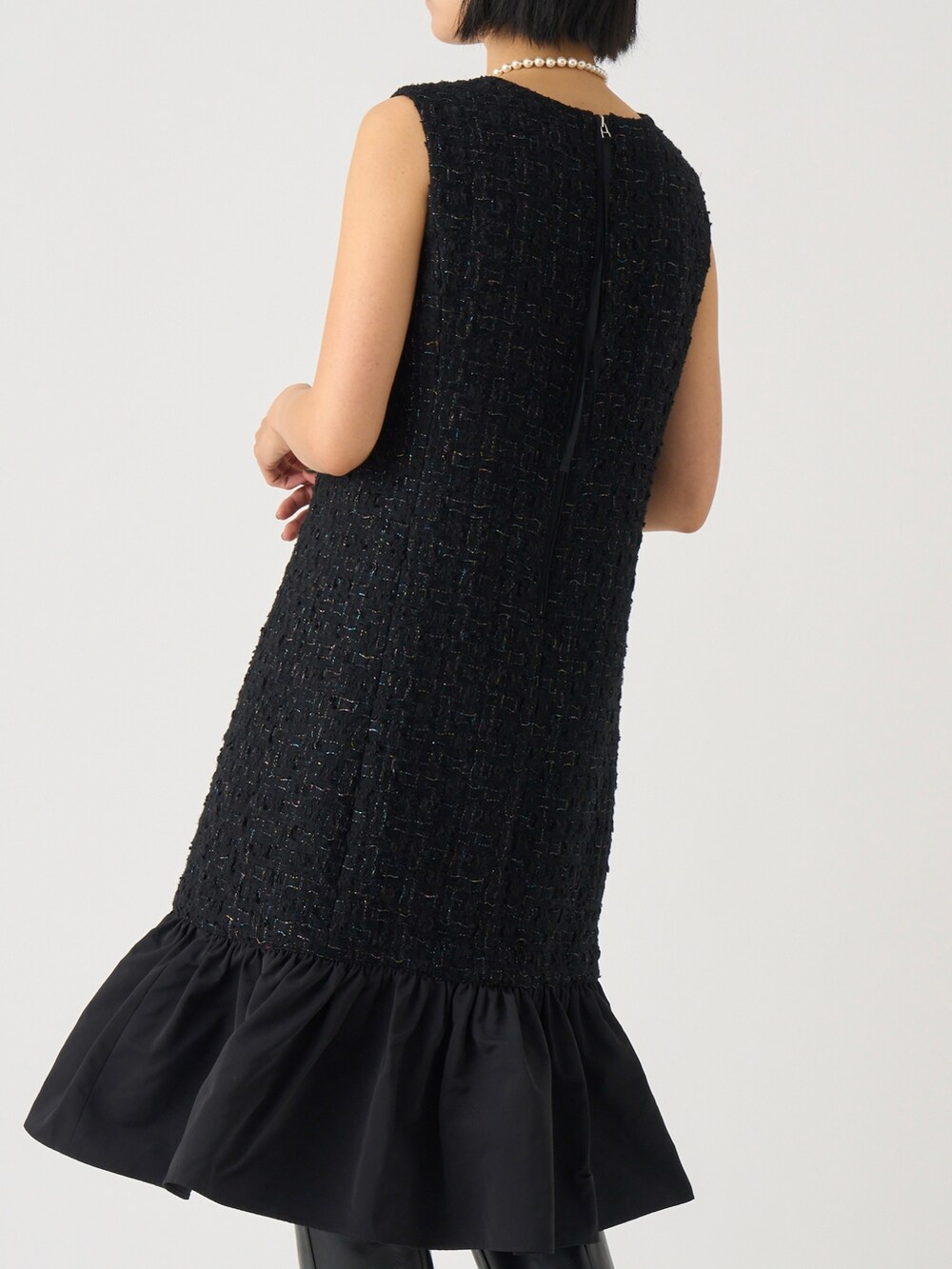 ブラック系のワンピース、ホワイト系のネックレスを着用したレディースの秋コーディネートの4枚目の写真