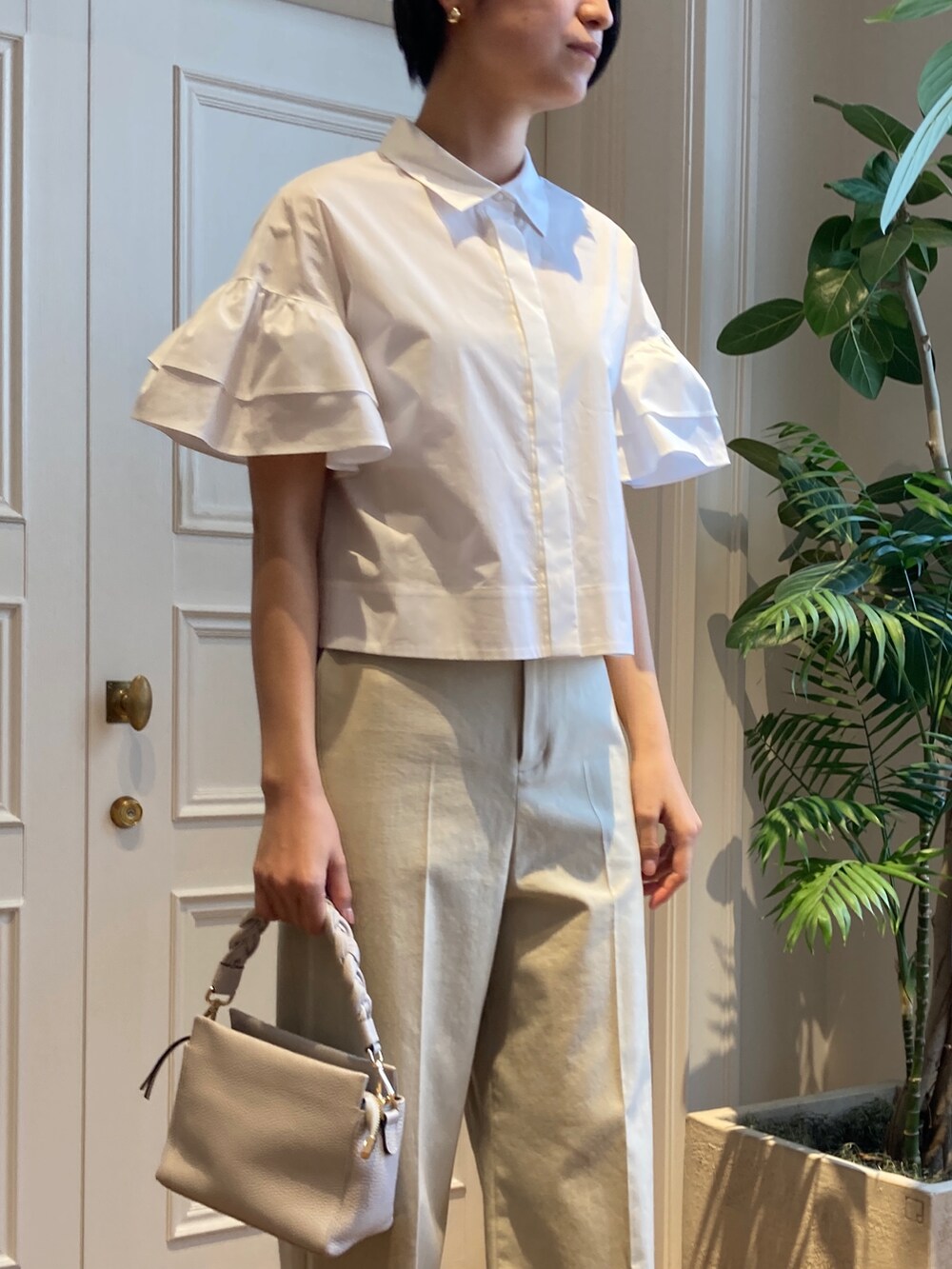 ホワイト系のシャツ/ブラウス、ベージュ系のその他パンツを着用したレディースの春コーディネートの2枚目の写真