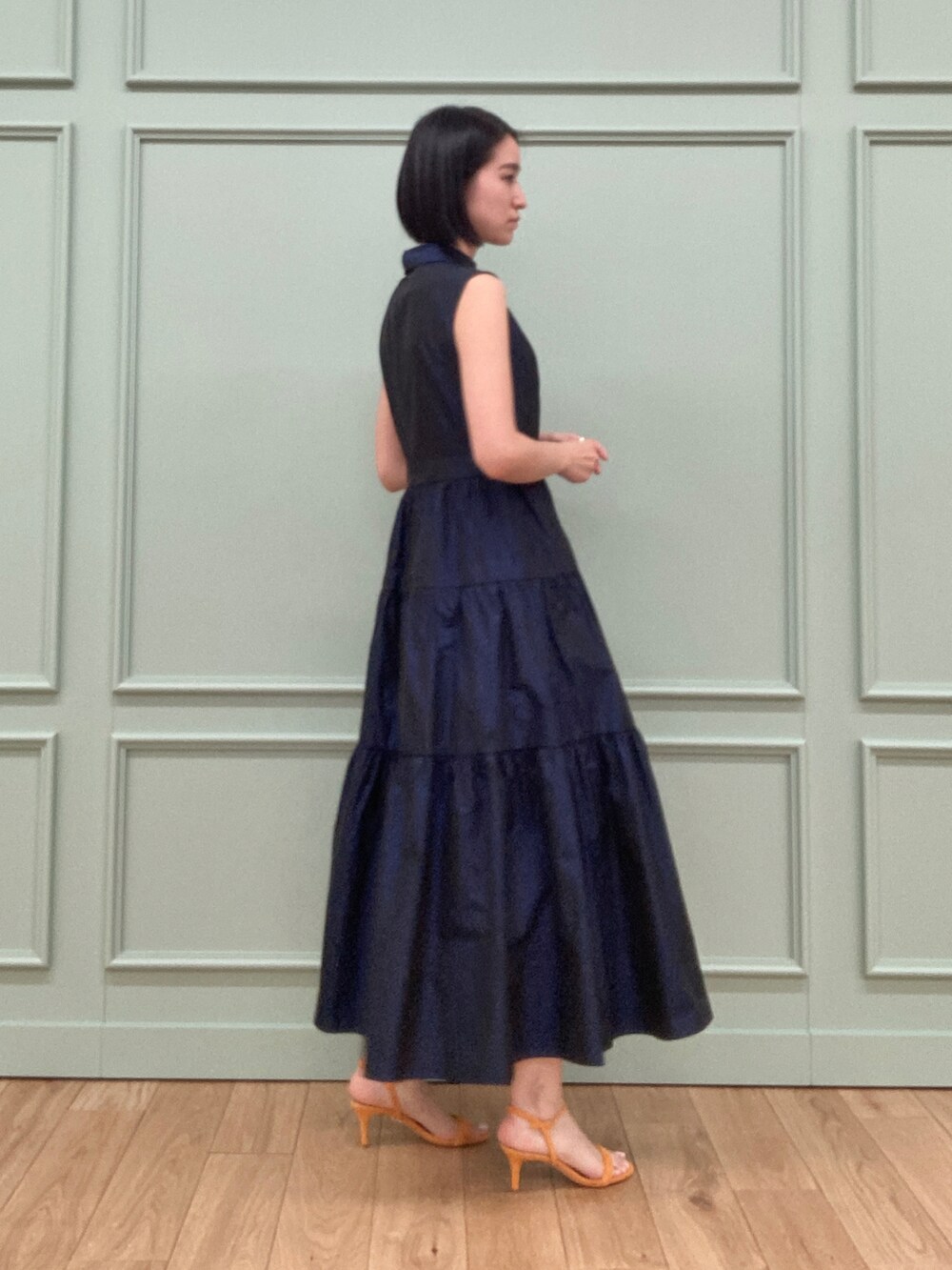 ブルー系のワンピース/ドレス、イエロー系のハンドバッグを着用したレディースの冬コーディネートの2枚目の写真