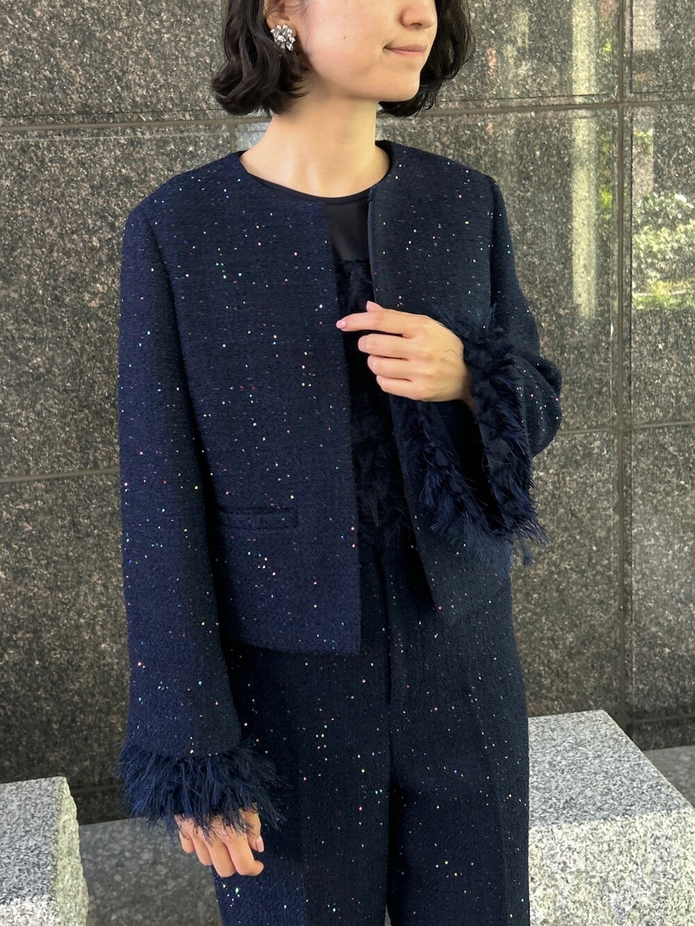 ブルー系のノーカラージャケット、ブルー系のシャツ/ブラウス、ブルー系のその他パンツを着用したレディースの秋コーディネートの5枚目の写真