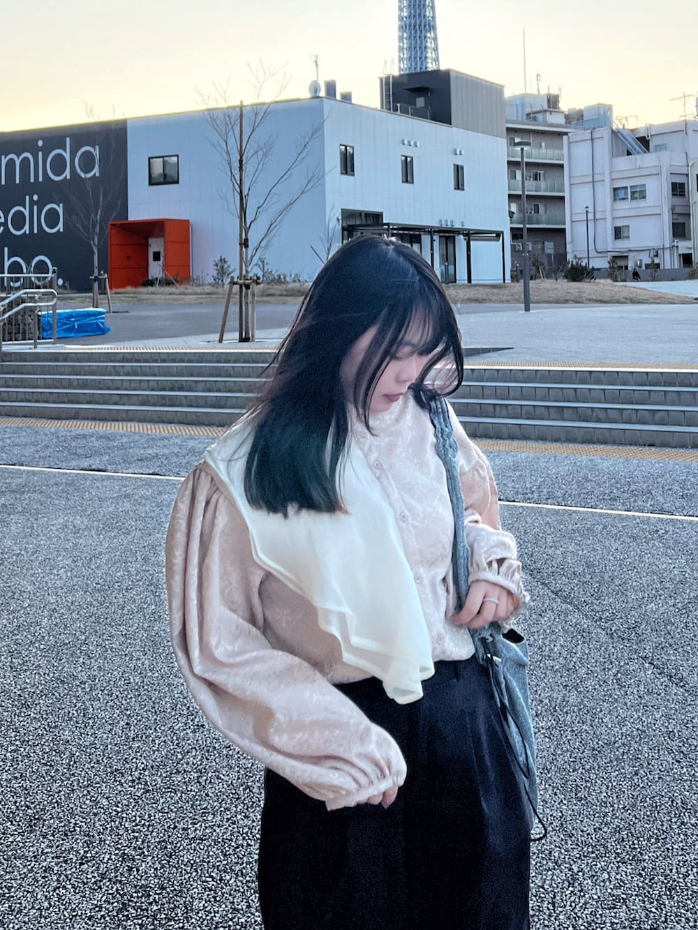 ホワイト系のその他アウター、ホワイト系のスニーカー、シルバー系のトートバッグを着用したレディースの春コーディネートの2枚目の写真