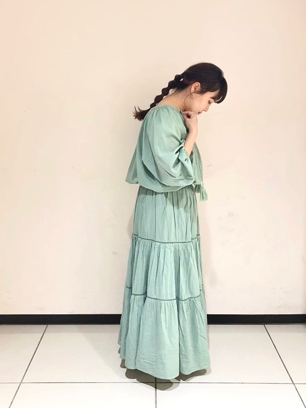 グリーン系のシャツ/ブラウス、グリーン系のスカート、ホワイト系のサンダルを着用したレディースの春コーディネートの2枚目の写真