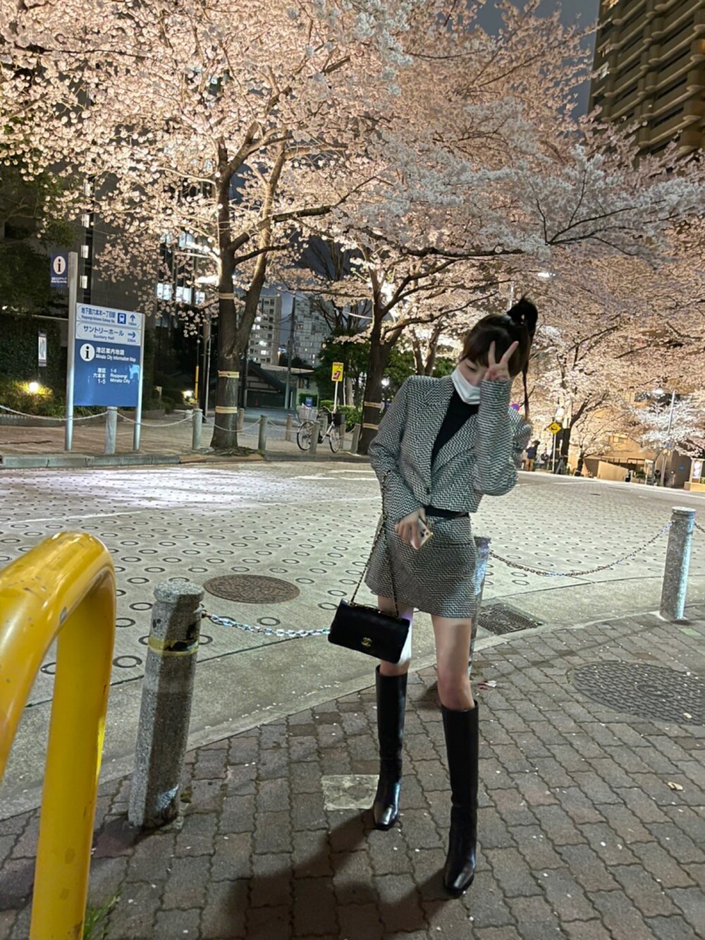 ブラック系のシューズ、グレー系のトップス、ブラック系のバッグを着用したレディースの春コーディネートの2枚目の写真