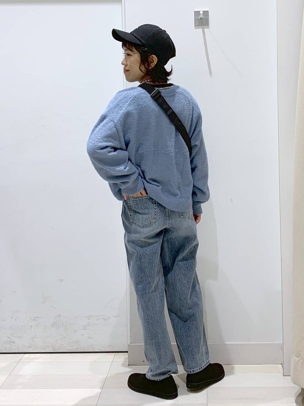 「ママコーデ、GLOBAL WORK、女子ウケ、低身長、カジュアル、着痩せ・細見え、カーディガン、GOOD DENIM_GLOBAL WORK、メルティニット_GLOBAL WORK」|「GLOBAL WORKのメルティリブクルーネックプルオーバー/904803(ニット/セーター、ホワイト系)」を使った、MiCAさん(レディース・154cm)の冬コーディネートの4枚目の写真