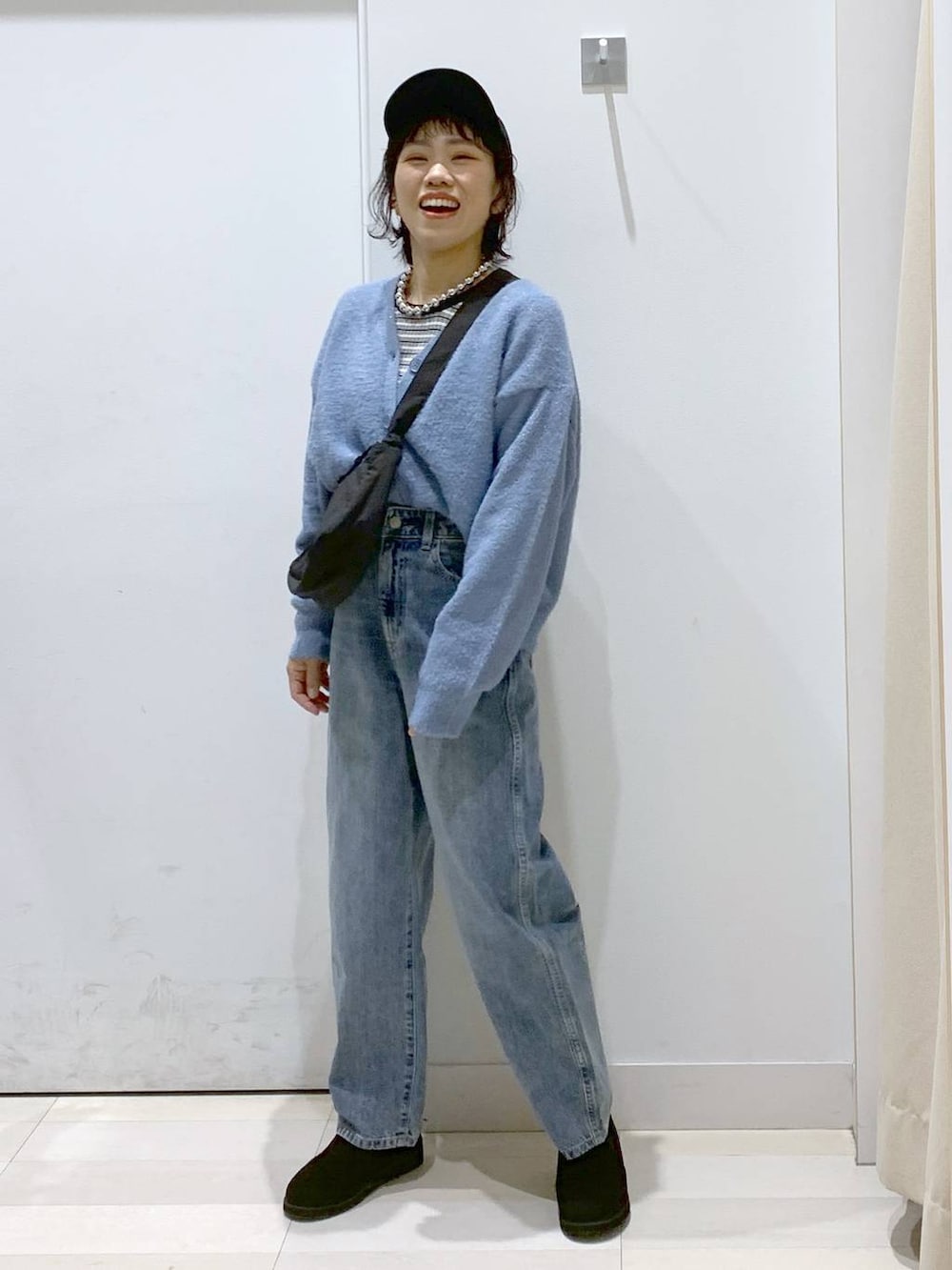 「ママコーデ、GLOBAL WORK、女子ウケ、低身長、カジュアル、着痩せ・細見え、カーディガン、GOOD DENIM_GLOBAL WORK、メルティニット_GLOBAL WORK」|「GLOBAL WORKのメルティリブクルーネックプルオーバー/904803(ニット/セーター、ホワイト系)」を使った、MiCAさん(レディース・154cm)の冬コーディネートの2枚目の写真