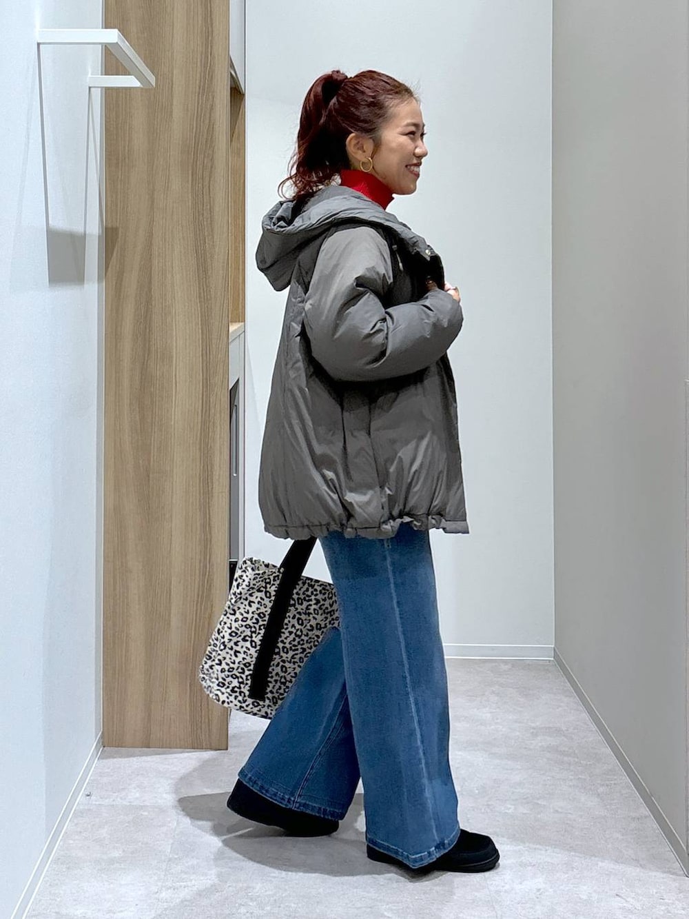 ブラウン系のダウンジャケット/コート、ホワイト系のTシャツ/カットソー、レッド系のニット/セーターを着用したレディースの秋コーディネートの6枚目の写真