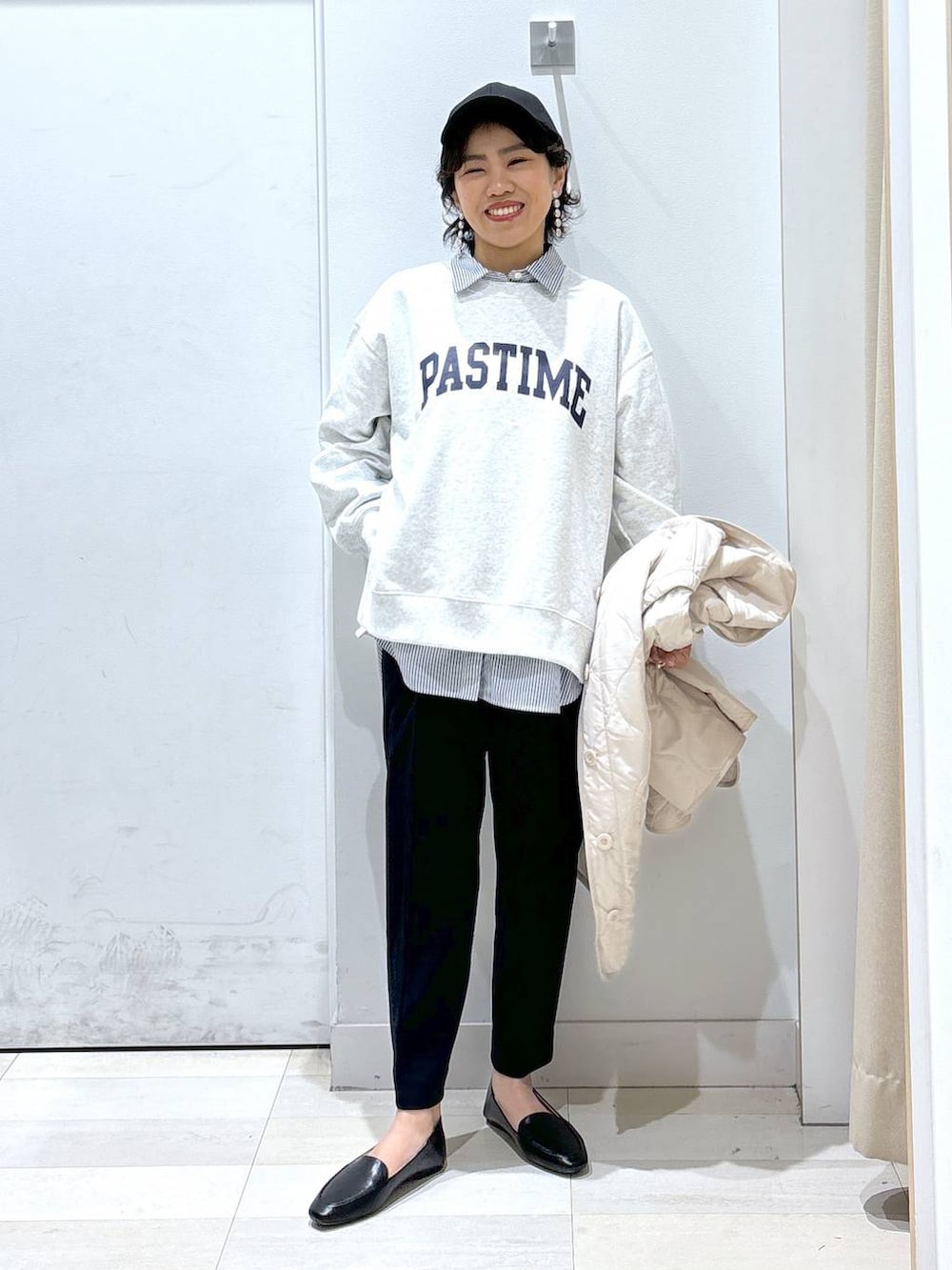 ブラック系のパンプス、ブルー系のセットアップ、グレー系のTシャツ/カットソーを着用したレディースの春コーディネートの4枚目の写真