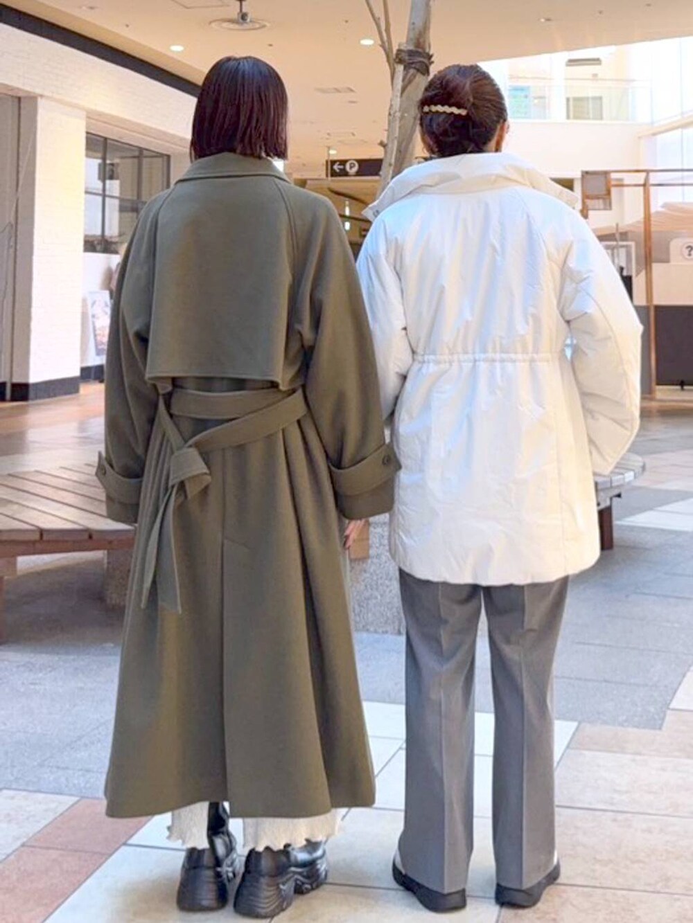 グレー系のその他パンツ、ブルー系のニット/セーター、ブラック系のニット/セーターを着用したレディースの冬コーディネートの4枚目の写真