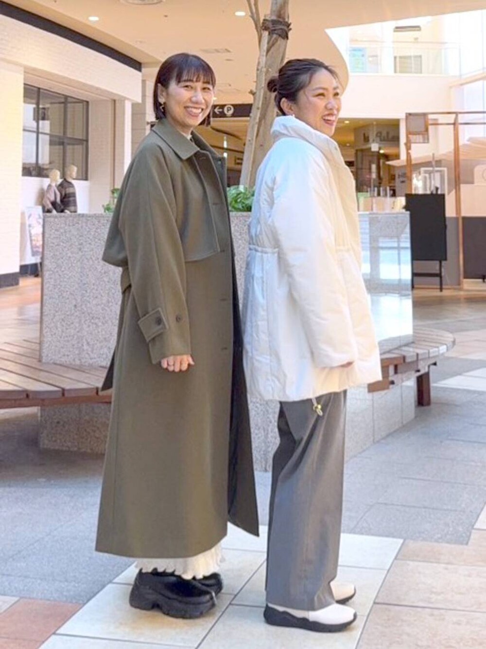 グレー系のその他パンツ、ブルー系のニット/セーター、ブラック系のニット/セーターを着用したレディースの冬コーディネートの3枚目の写真