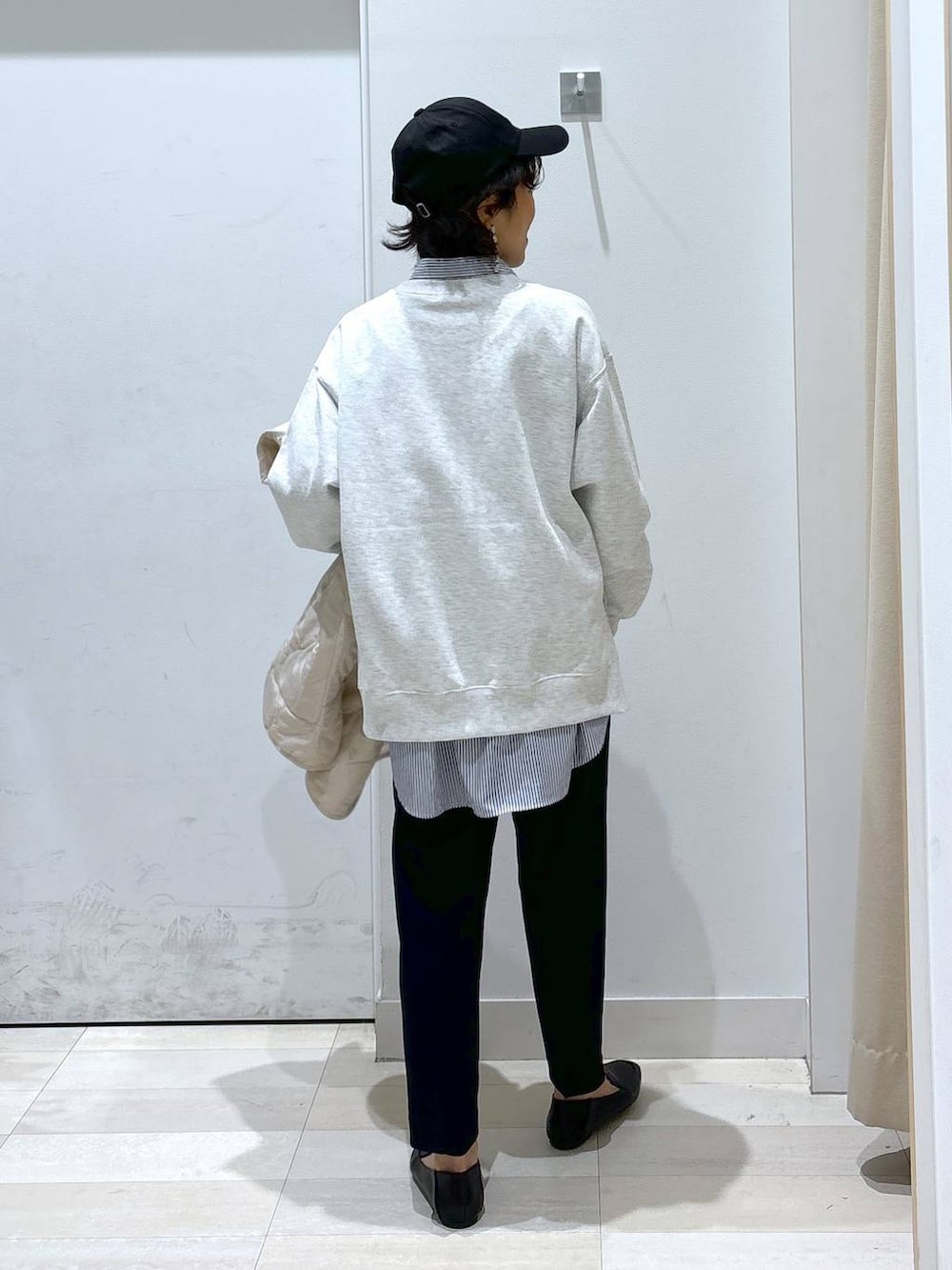 ブラック系のパンプス、ブルー系のセットアップ、グレー系のTシャツ/カットソーを着用したレディースの春コーディネートの5枚目の写真