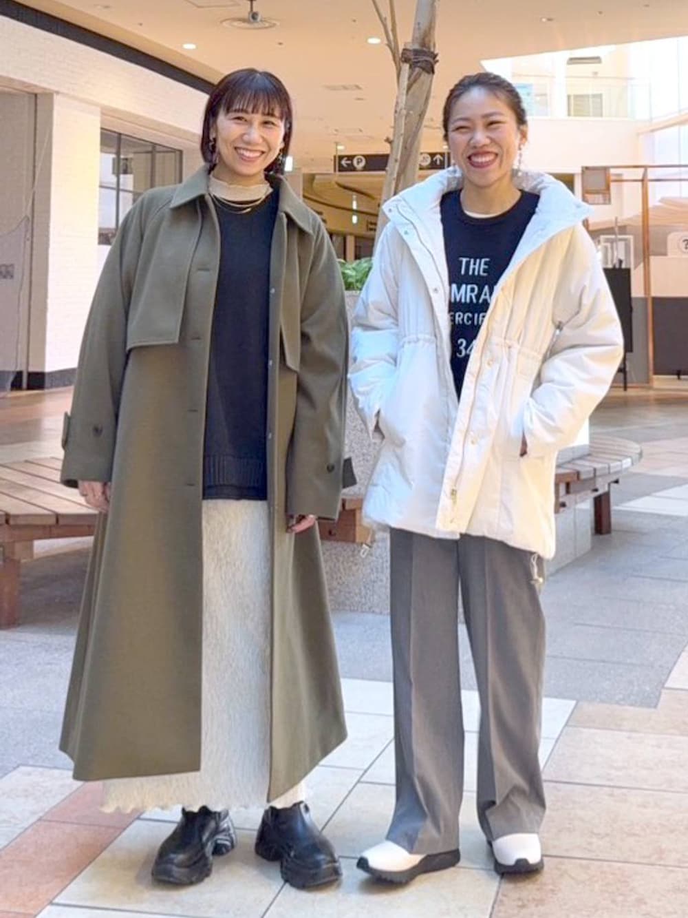 グレー系のその他パンツ、ブルー系のニット/セーター、ブラック系のニット/セーターを着用したレディースの冬コーディネートの2枚目の写真