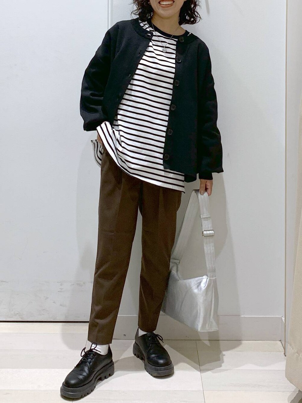 「女子ウケ、低身長、カジュアル、ママコーデ、GLOBAL WORK、着痩せ・細見え、ウツクシルエット_GLOBAL WORK、カーディガン」|「GLOBAL WORKのUNISEX/ステンレスリング/196421(リング、シルバー系)」を使った、MiCAさん(レディース・154cm)の秋コーディネートの4枚目の写真