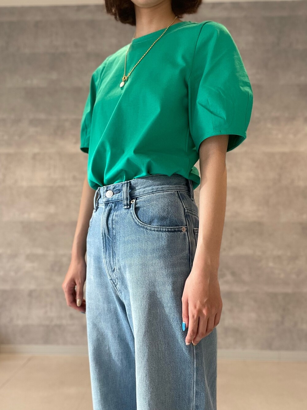 グレー系のTシャツ/カットソー、ブルー系のデニムパンツ、シルバー系のショルダーバッグを着用したレディースの春コーディネートの7枚目の写真