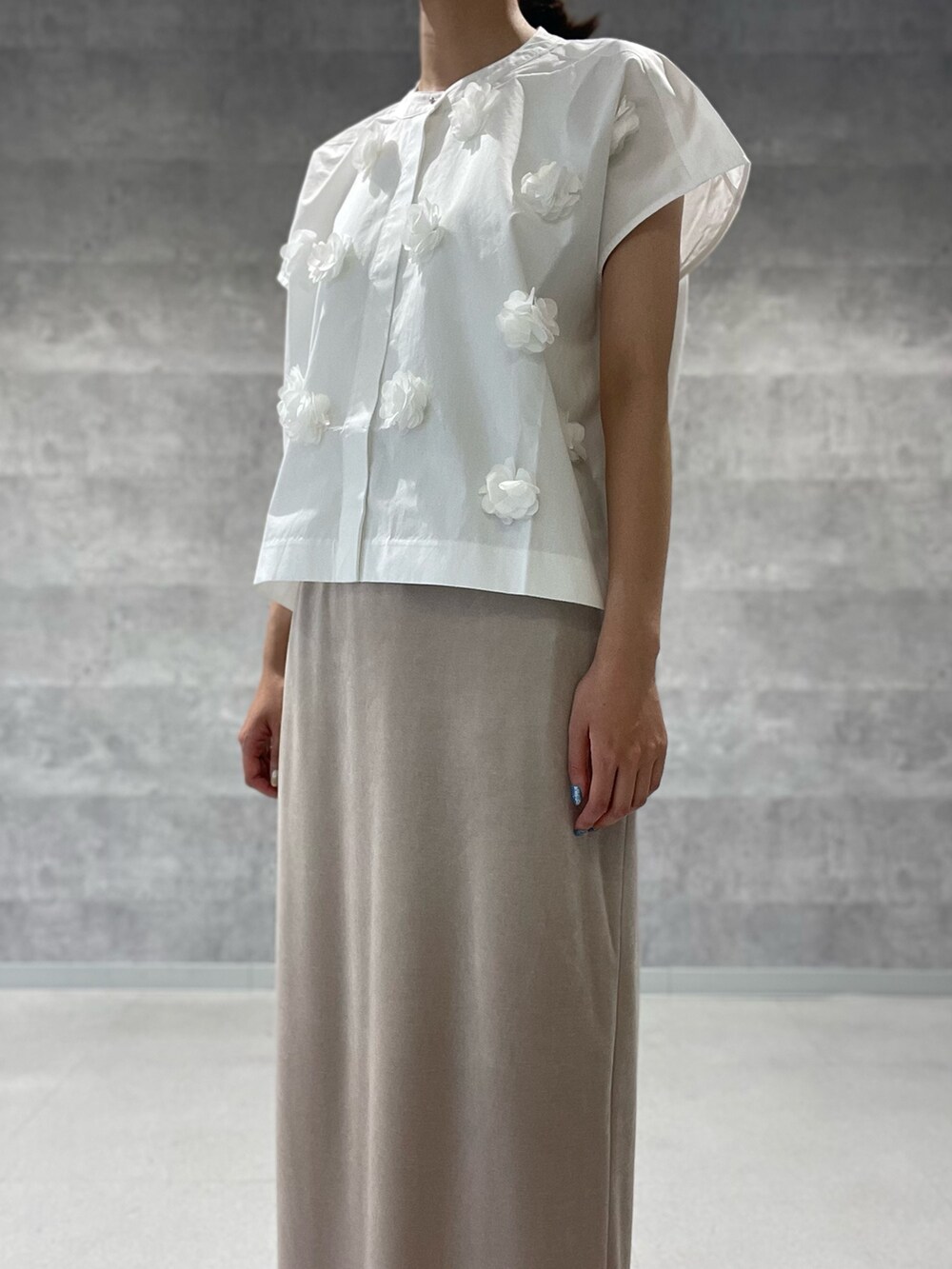 ホワイト系のシャツ/ブラウス、ベージュ系のスカート、ブラック系のショルダーバッグを着用したレディースの夏コーディネートの8枚目の写真